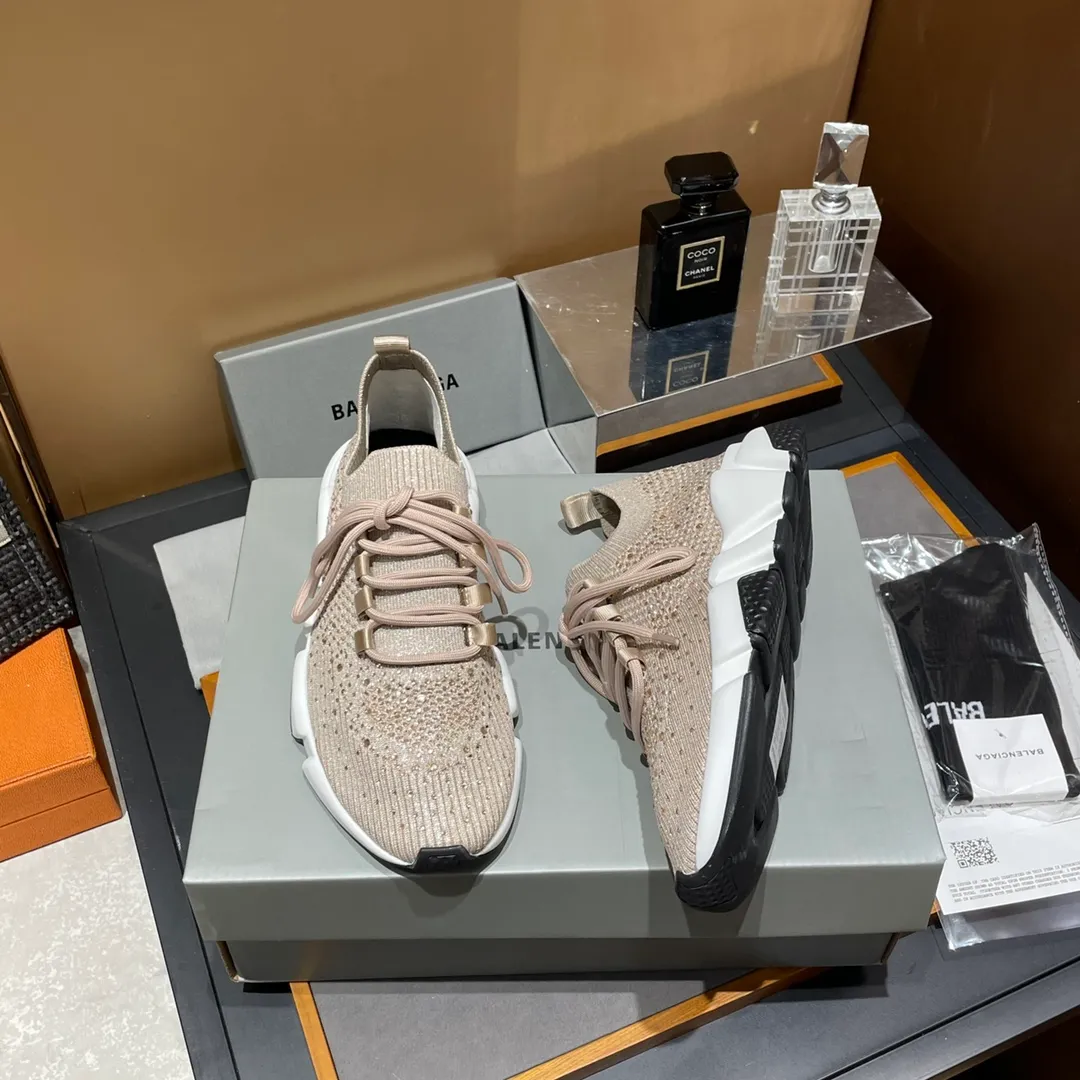 👟👟Ex-factory price 400👟👟 Balenciaga Balenciaga 🌝🌝glitter single shoes world premiere 🌈INS Weibo magazine sold out 💥💥counter limited edition ⚠️ Czech crystal hot diamond ⚠️specially customized fabric with summer cooling and heating effect ⚠️TPU ten PU vacuum combination bottom (not a plastic bottom formed by market currency) ,) The inner craftsmanship and material are the same as the original! ! Size 35 to 45M standard size (34, 46 can be customized) original high-end top complete package (with original Balenciaga socks included)
